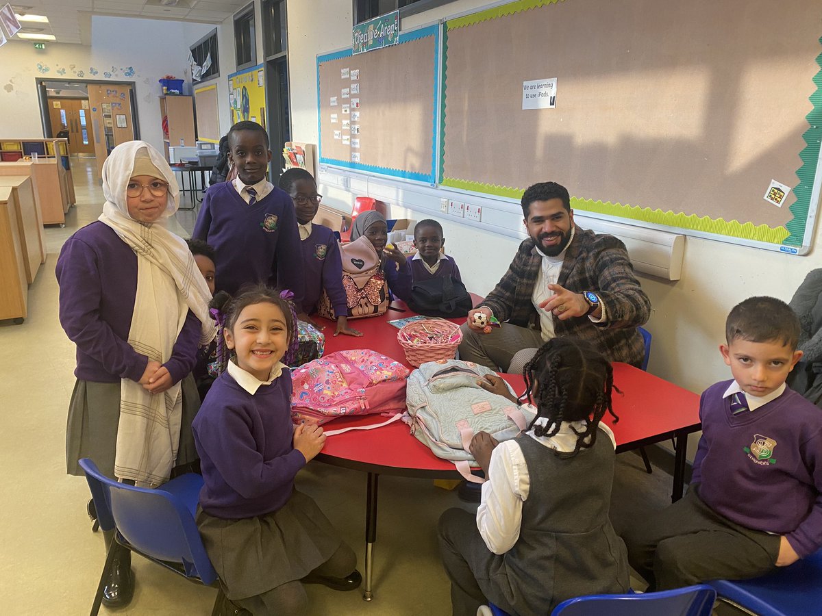 MrsMonaghan2's tweet photo. A great last day for @omar_d79 Arabic games club! Supporting new children! Developing language in the “shop”! Mumtas! Fantastic! 🤩💚💜🙌@StMonicaMilton @SALTLANGS @Glasgowlangs https://t.co/kqQEQDBE94
