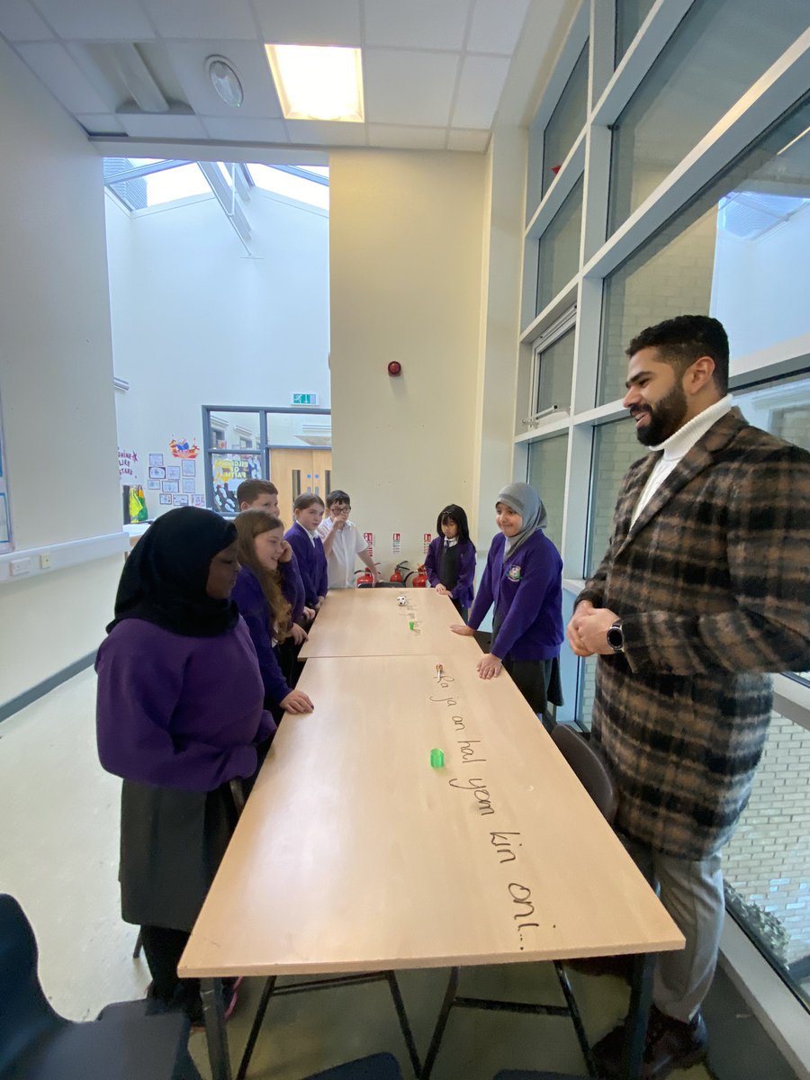 MrsMonaghan2's tweet photo. A great last day for @omar_d79 Arabic games club! Supporting new children! Developing language in the “shop”! Mumtas! Fantastic! 🤩💚💜🙌@StMonicaMilton @SALTLANGS @Glasgowlangs https://t.co/kqQEQDBE94