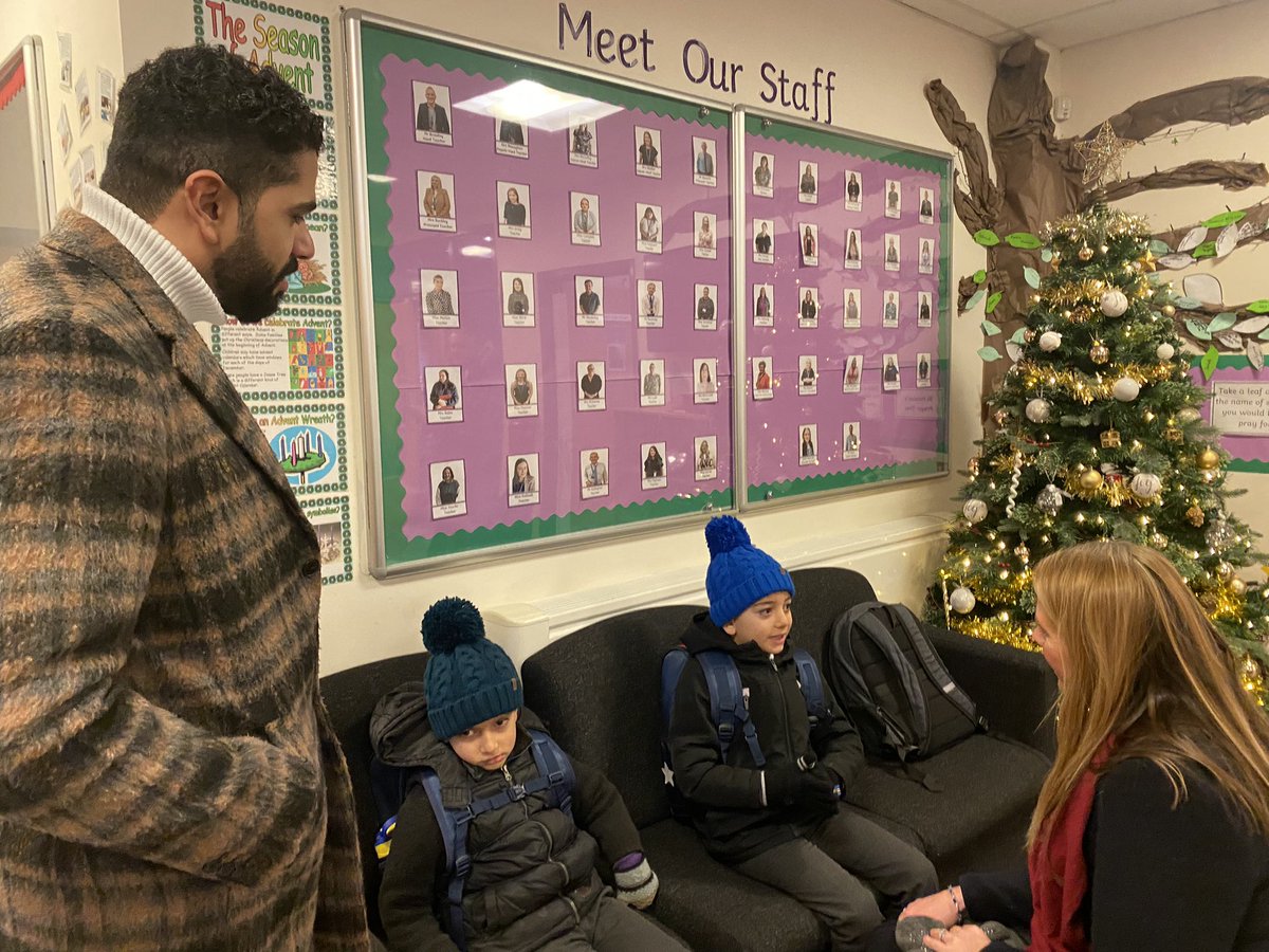 MrsMonaghan2's tweet photo. A great last day for @omar_d79 Arabic games club! Supporting new children! Developing language in the “shop”! Mumtas! Fantastic! 🤩💚💜🙌@StMonicaMilton @SALTLANGS @Glasgowlangs https://t.co/kqQEQDBE94