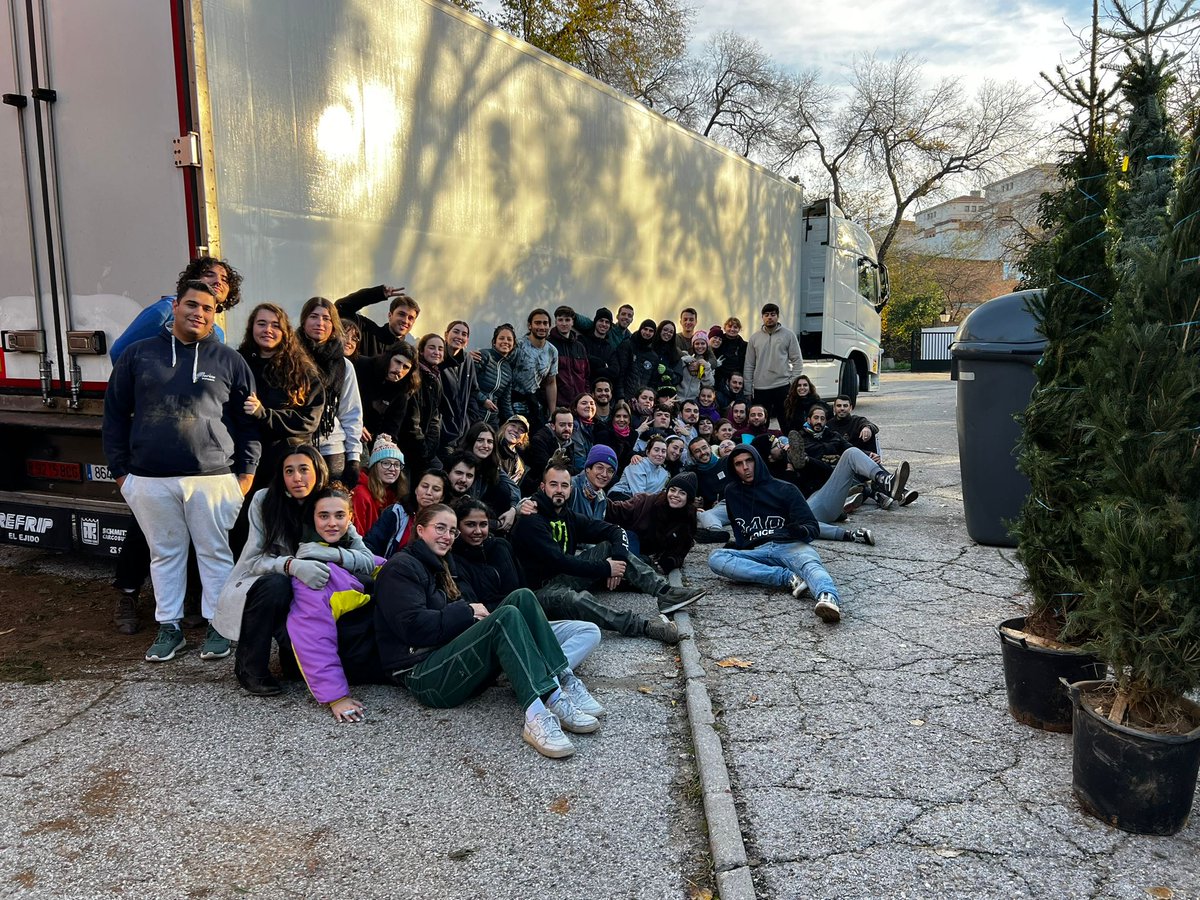 Los estudiantes de la ETSIMFMN os esperamos, en Avenida de las Moreras 5, con muchos abetitos nuevos que vinieron este domingo y buscan un nuevo hogar. 🌲💞