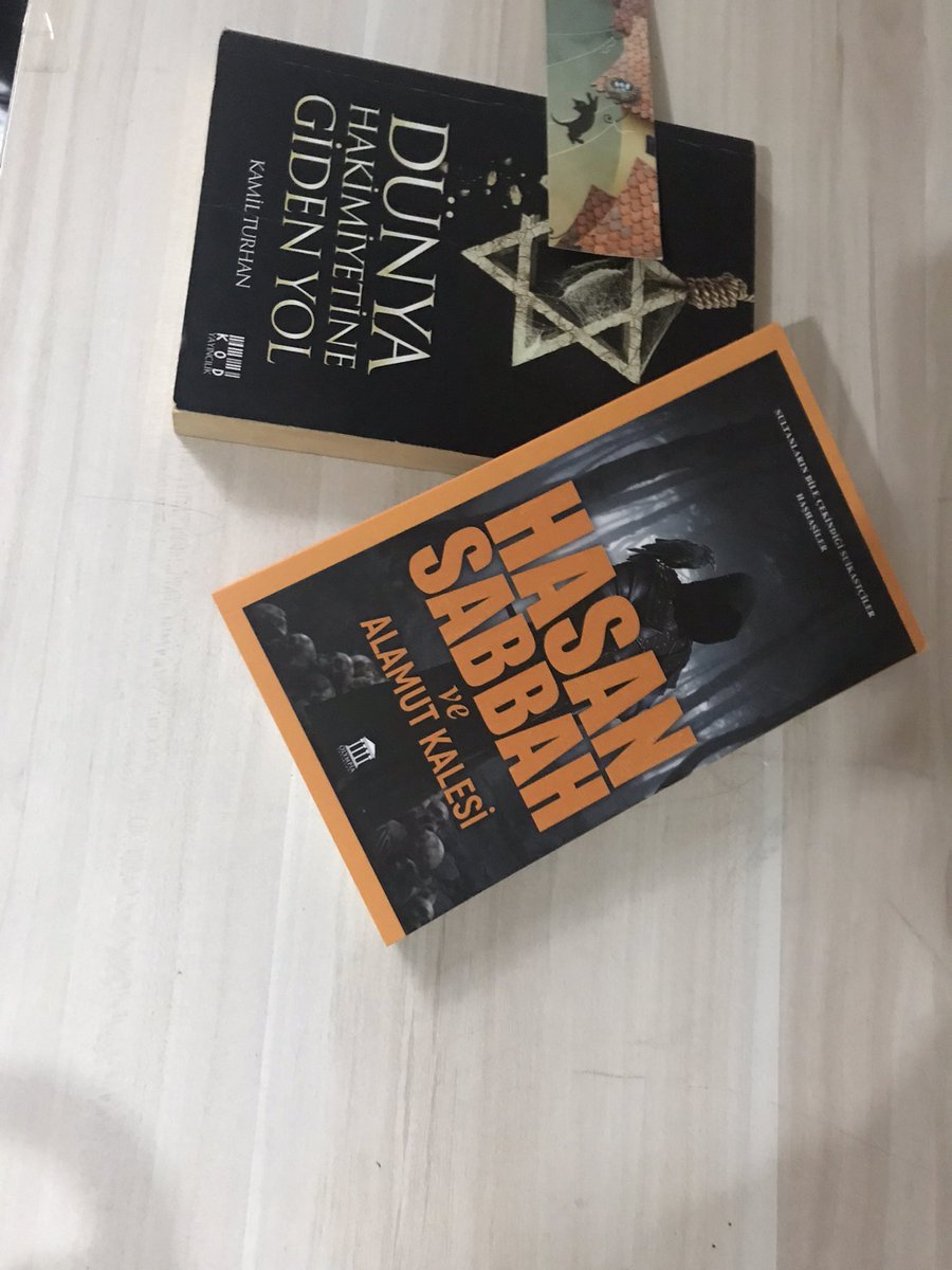 Çeyizlerimi sırayla rafa kaldırıyorum