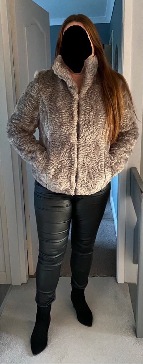Christmas market today for a few drinks and some fun! Fur coat and leather leggings, what do you think? Fancy a drink boys? 😈