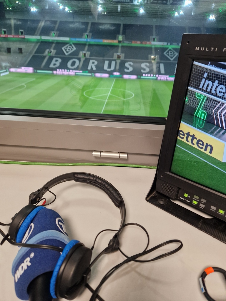 mindandvisionTV's tweet photo. Da fielen dann im Laufe des Spiels doch noch einige Tore... Einsatz in der 1. Fußball Bundesliga mit unserem ÜWagen.  Die Partie war Bor. Mönchengladbach vs. WfL Wolfsburg. Dem kalten Wetter konnte mit Currywurst gut getrotzt werden :) https://t.co/exG0h51cow