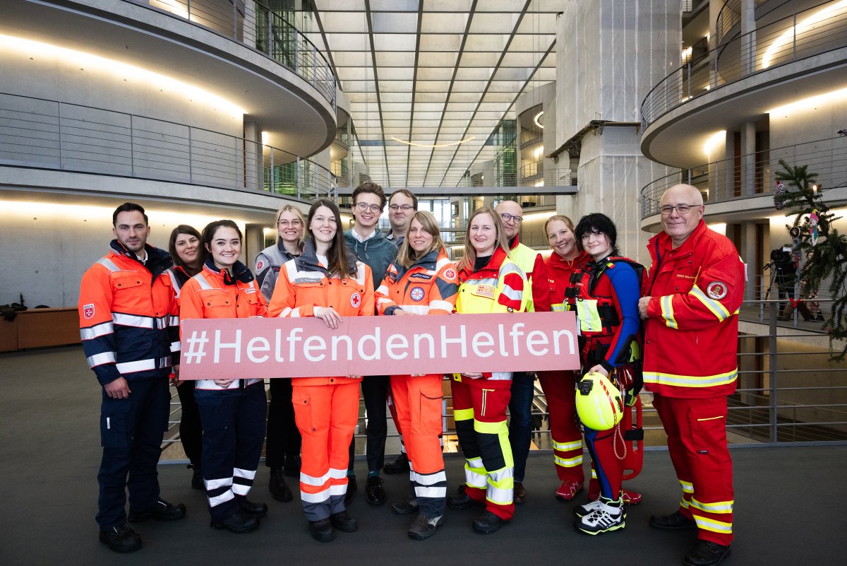 Gemeinsam mit unseren Freunden von @DLRG, @roteskreuz_de, @asb_de und @johanniter setzen wir uns heute am #TagdesEhrenamts für die bundesweite #Helfergleichstellung ein. 🫶 Danke an alle Abgeordneten des Bundestags, die uns hier unterstützen und @Leckert_ für die Organisation.