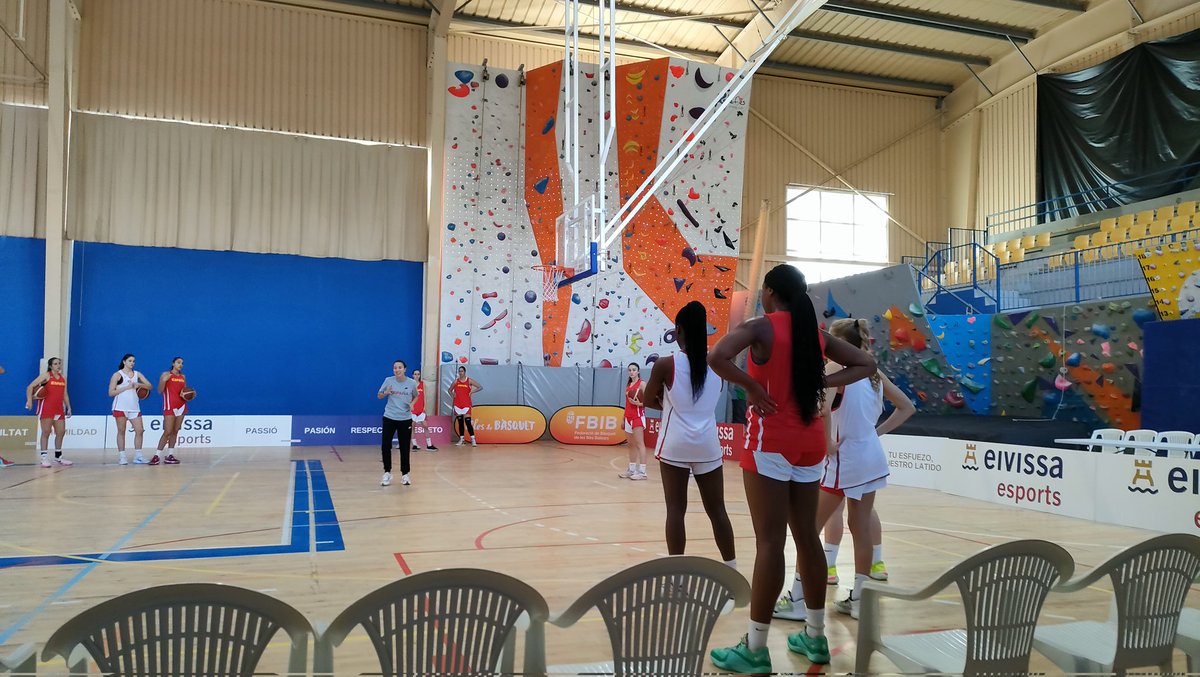 VictorTorresEiv's tweet photo. Felicitacions a l'anterior equip de govern progressista de Vila i la Federació de Bàsquet de les Illes Balears per la iniciativa del programa Eivissa Dona Bàsquet.Una iniciativa compromesa amb la promoció de  l'esport  femení . https://t.co/POJRk2CJ82