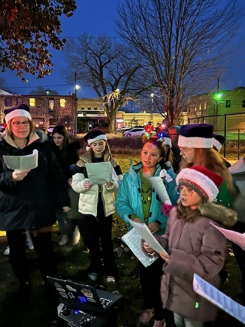 pride_purple's tweet photo. So many Lions helping out over the weekend! Special shout-out to these students and their amazing voices to help bring in the holiday season! Great work kids and Mrs. Stanley! #PurplePride https://t.co/dUmqhnD668