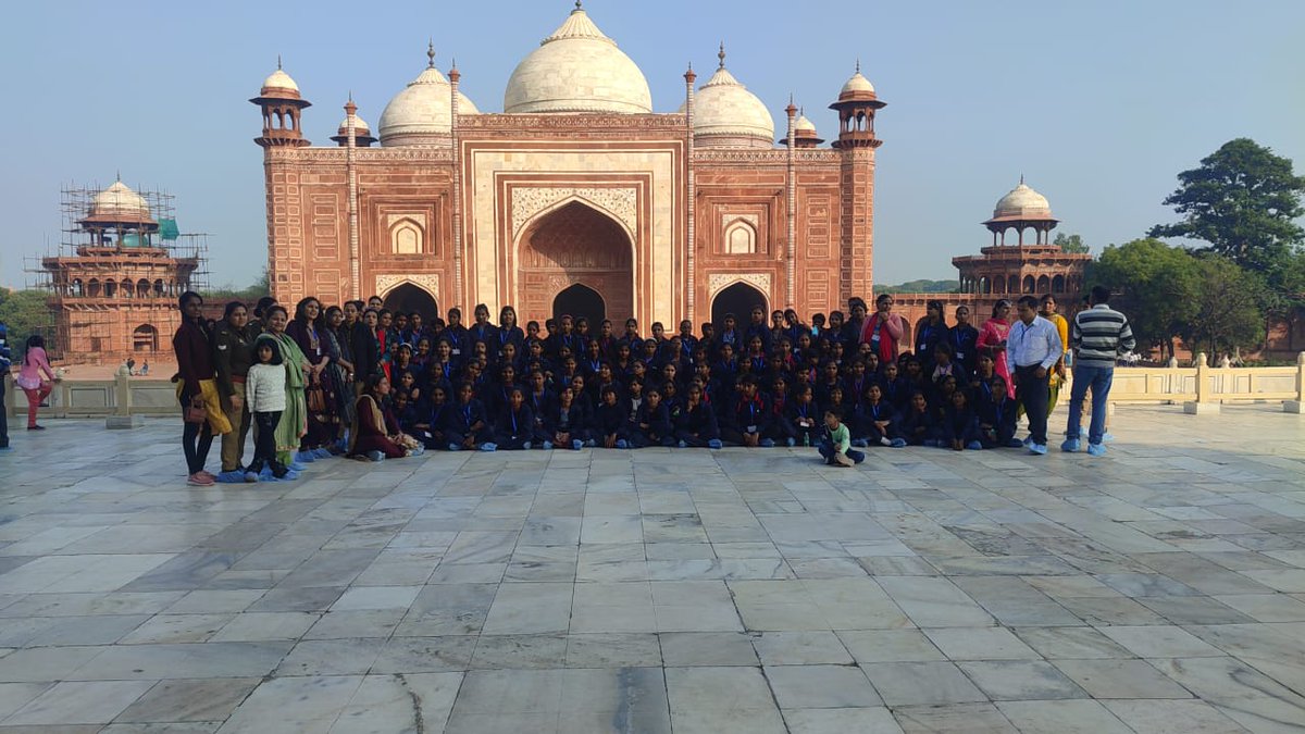 आज कस्तूरबा गांधी आवासीय बालिका विद्यालय छपरौली की छात्राओं ने आगरा में विश्व धरोहर ताजमहल का दीदार किया।