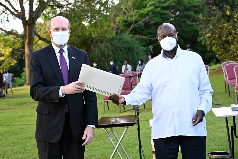 bbstvug's tweet photo. Pulezidenti @KagutaMuseveni  awandiikidde munne akulembera eggwanga lya America, @POTUS  ebbaluwa eyanukula okusalawo okwakolebwa America okugoba Uganda mu mukago gwa AGOA gyebuvuddeko. Ebbaluwa eno ekwasiddwa omubaka H.E. William Popp w’eggwanga lya America mu Uganda enkya ya leero. #BBSGambuuze #BBSAgeesigika #BBSKATI