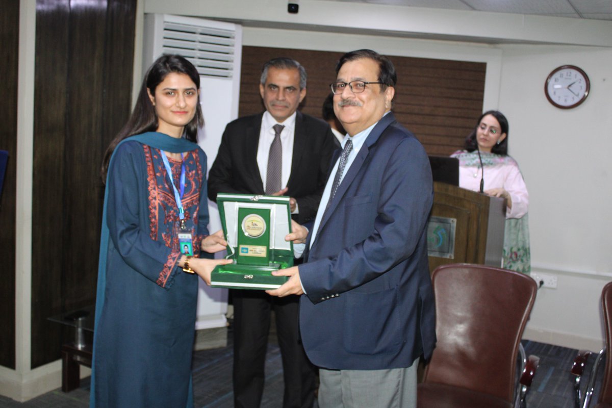 SRBOfficialPage's tweet photo. SRB hosted Assistant Commissioners Inland Revenue undergoing Specialised Training Programme visiting from Lahore. They were welcomed by Chairman Wasif Ali Memon and also briefed about SRB history and performance. Exchange of shields also took place followed by lunch. https://t.co/8Ao0Wos8w8