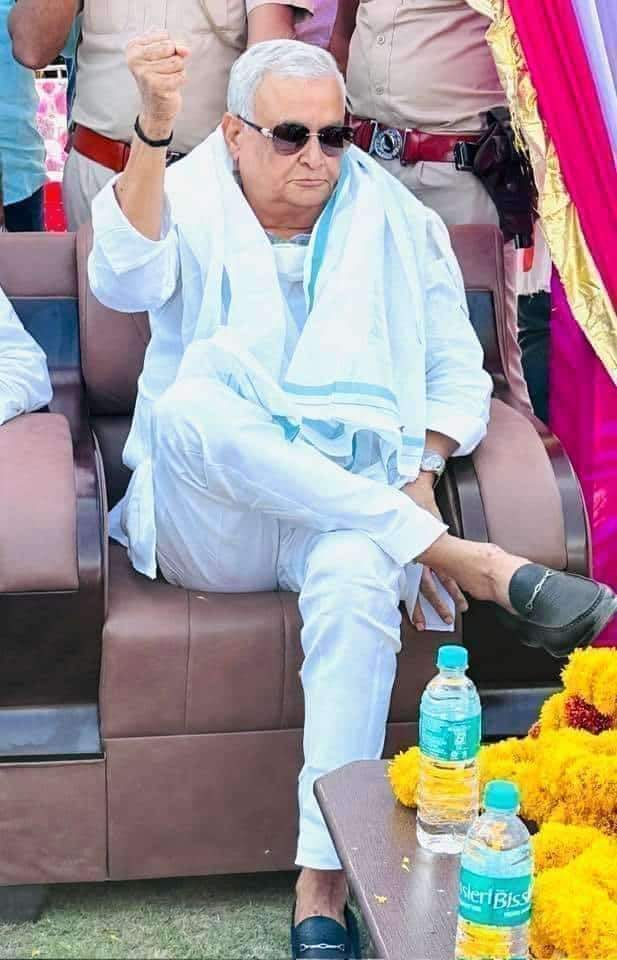 rajmal1071997's tweet photo. राजस्थान में आप किसे मुख्यमंत्री देखना पसंद करेंगे???कॉमेंट में अपनी राय अवश्य दें..?? 

1 - किरोड़ी लाल
2 - वसुंधरा राजे https://t.co/rnK5h2MotQ