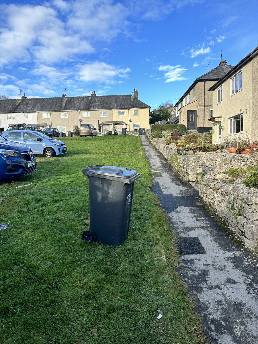 ejtegs's tweet photo. Thanks @WandFCouncil for emptying all the bins on the close bar ours by the looks of things! https://t.co/DC2ohM8KIG