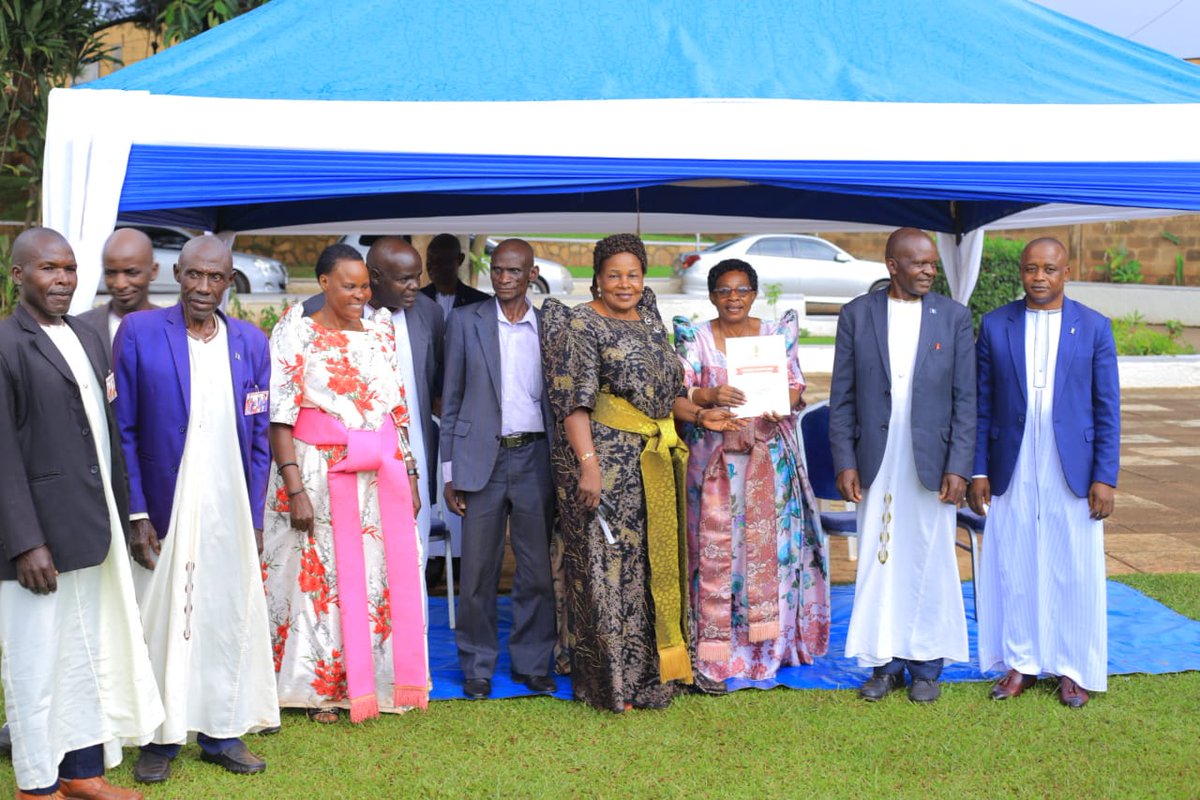 cbsfm_ug's tweet photo. Abantu ba Kabaka okuva mu ssaza Kkooki nga bakulembeddwamu akwanaganya emirimu gya Ssaabasajja mu ssaza eryo, Owek. Gertrude Ssebuggwawo bakiise embuga n'oluwalo lwa nsimbi obukadde kkumi na bubiri ,u emitwalo ana mu musanvu mu enkumi ssatu mu kikumi (12,473,100/=). https://t.co/BWXaveTVQX