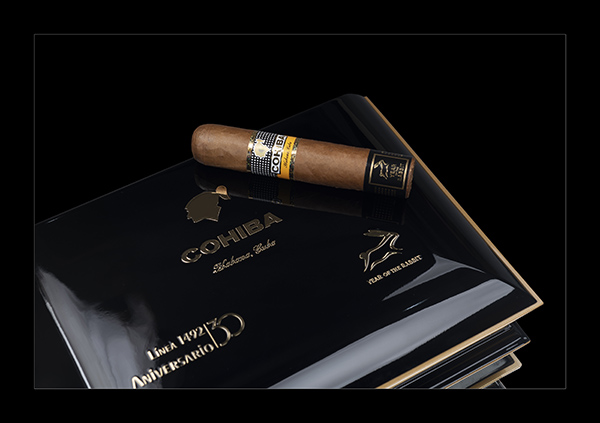 El lanzamiento del @cohiba  Siglo de Oro, marca un hito en la industria del tabaco de lujo. 

Esta edición limitada celebra el 30° aniversario de la Línea 1492 de #Cohiba y el Año Chino del Conejo 🐇.

Se presenta en un estuche lacado negro con 18 cigarros, cada uno con elementos