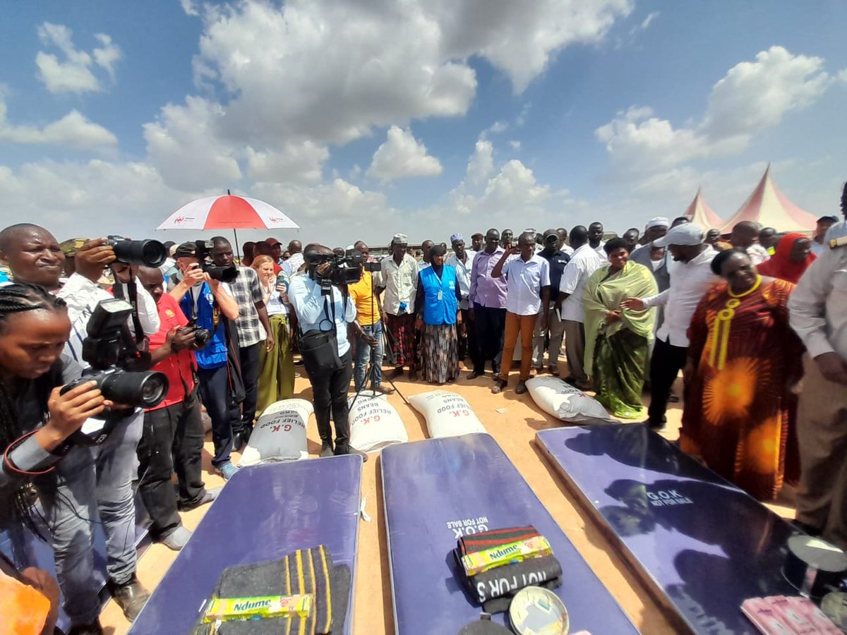 UNHCR_Kenya's tweet photo. Yesterday UNHCR joined Deputy President @rigathi, local govt officials, UN agencies &amp; NGOs to assess flooding in Garissa and Tana river. 

The #ClimateEmergency is having direct consequences on refugees &amp; host communities - UNHCR continues to work with govt &amp; partners to respond. https://t.co/kM2nyy3cl4