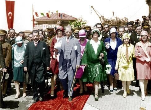 Ebedi Cumhurbaşkanımız Gazi Mustafa Kemal ATATÜRK Türk Kadınına seçme ve seçilme hakkını
Çoğu gelişmiş devletlerden önce tanımıştır.

Türkiye   1934
Fransa    1944
Japonya 1945
İtalya       1946
Çin           1947
İsviçre     1971

#5AralıkDünyaKadınHaklarıGünü