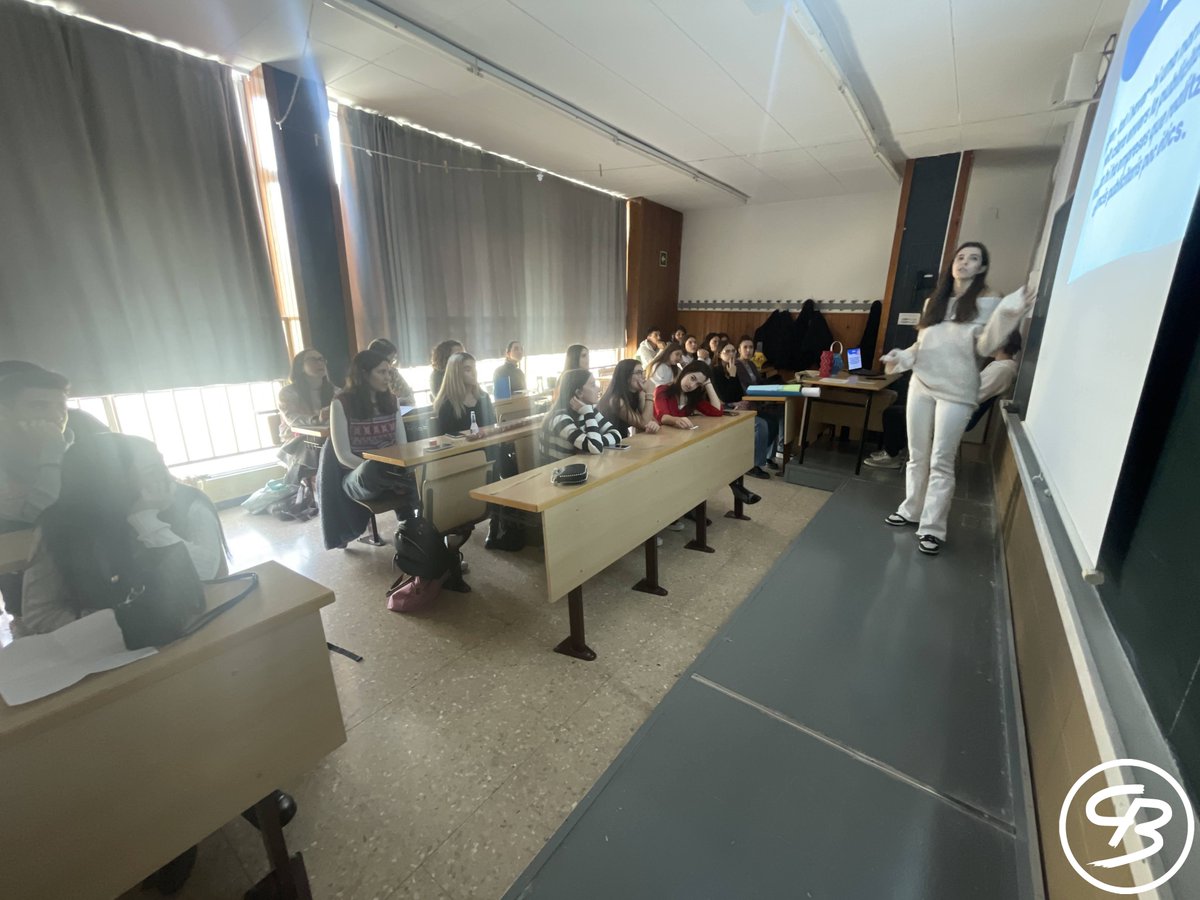 cbadalones's tweet photo. Entre ahir i avui, la majoria dels alumnes de 2n de #Batxillerat presenten els #TreballsdeRecerca en els quals han estat treballant des del curs passat. Ho fan en presència d'alumnes de la seva mateixa etapa, i també d'ESO. Molta sort! #Badalona #femBadalonès #desde1895 https://t.co/jo9Hqtm69h