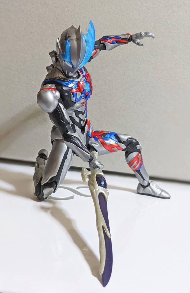 papasu67's tweet photo. ブレーザーくん組み立て完了
コミカライズ版のバランスに近い印象

殆ど手を入れなくても問題ないし
ブレーザーのデザイン自体が塗装派に優しくない以外は文句なしの
まさにフィギュアライズのノウハウの結晶といった感じで大満足
#フィギュアライズ https://t.co/YZ33o8VF8Y