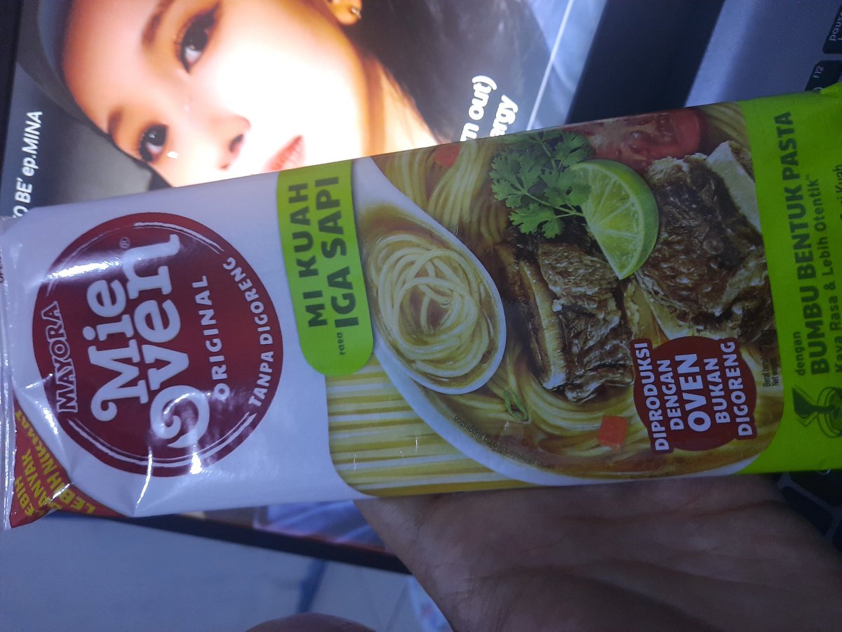 Rextions's tweet image. Boleh juga nih mie ala-ala spaghetti. Isinya lebih banyak daripada ind*mie, rasanya ga terlalu powerful, tekstur mienya lembut, ga pakai minyak-minyakan, harga cuma 2800. Semoga harganya ga naik deh, lumayan buat menghemat.
#Mayora #MieOven #igasapi