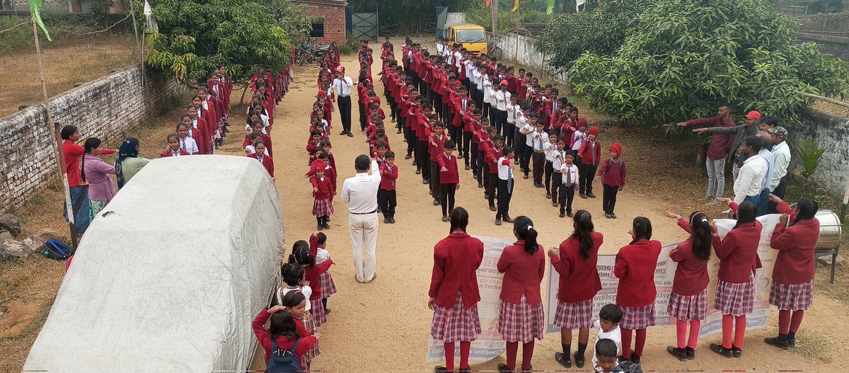 Omm5685's tweet photo. संस्कार विद्यालय, गोपालडीह मे बाल विवाह के खिलाफ शपथ कार्यक्रम का आयोजन किया गया https://t.co/zOrwYPufmJ