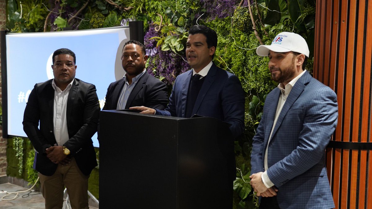 warnaudbisono's tweet photo. Con gran entusiasmo participamos en la juramentación del movimiento Cosechando con Luis en la ciudad de NY.  Gracias a José Colón (Sasá), Raúl Cepeda Arnaud y Fidel Casillas por invitarme a compartir en un encuentro inolvidable, junto a mis hermanos dominicanos. Todos decididos a trabajar por la reelección de nuestro presidente @luisabinader . El Cambio sigue!