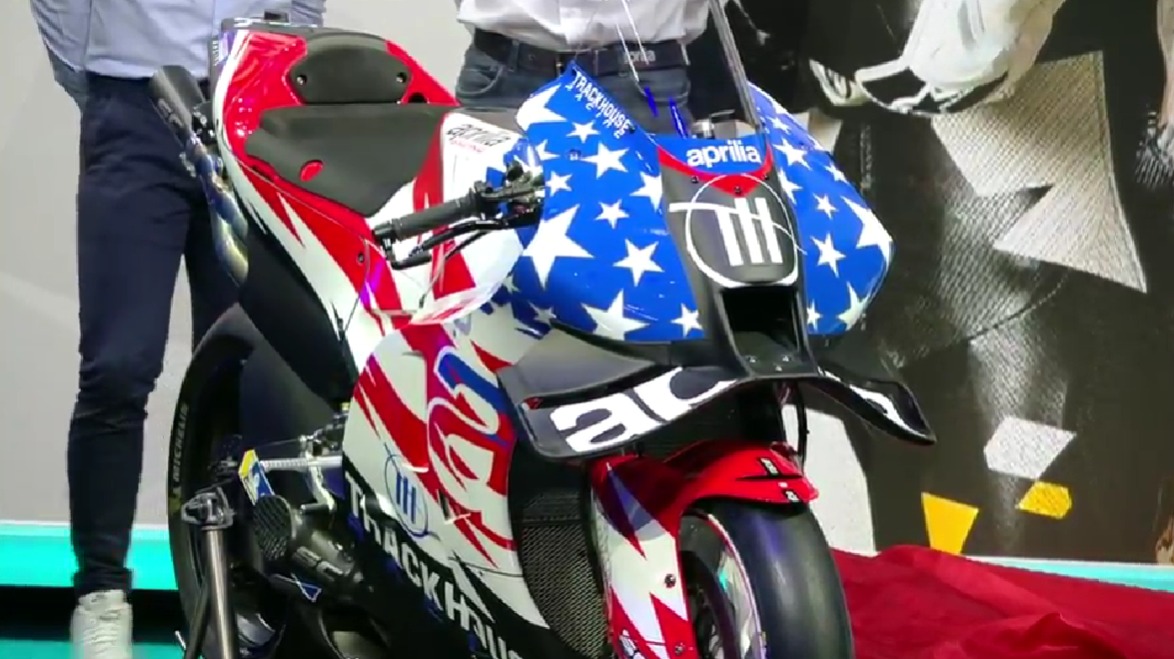 MotoGP_ESPN's tweet photo. ¡Qué máquina! Esta es la #Aprilla del #Trackhouse para la temporada 2024 de #MotoGP. 🤩🇺🇸
#WelcomeToTheHouse @TrackhouseMoto https://t.co/sGucYdmczS