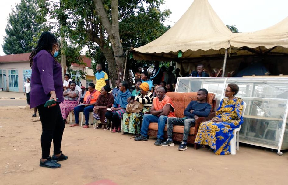 Uyu munsi mu murenge wa Kanombe Hitabiriwe inteko z'abaturage mu tugari twose tuwugize nkuko bisanzwe buri wa Kabiri w'icyumweru. 

Aho ubuyobozi bwegera abaturage bukacyira bimwe mubitekerezo by'abaturage ndetse bakanafatanya  no gucyemura bimwe mu bibazo byabajijwe.