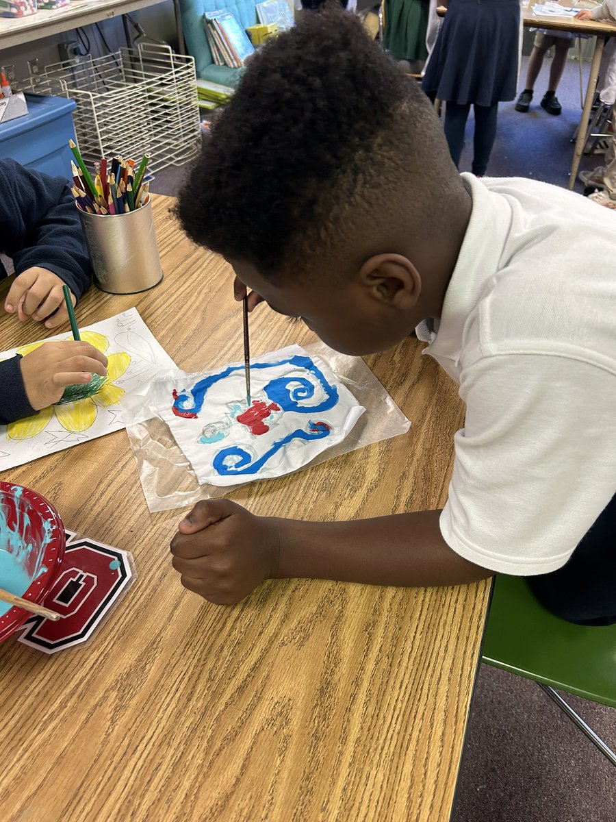 shoe98's tweet photo. Did you ever wonder who designed the fabric for that dress your wearing or the the drapes in your house?!  Could these be future textile designers!?  Students are excited to learn about all the possible careers that exist in the ARTS! @EASTWAKEACADEMY @astancilEWA #batik https://t.co/wZbtxEYAu1