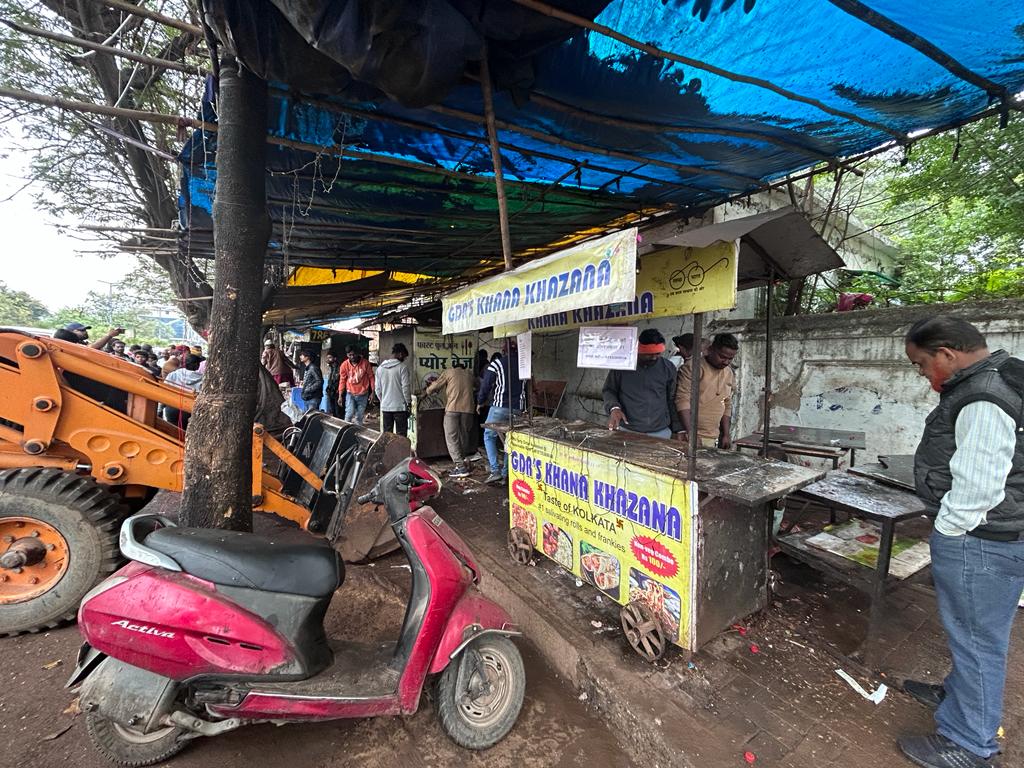 RaipurDistrict's tweet photo. अब देर रात तक नहीं खुलेंगी दुकानें, रात 11 बजे बंद हो जाएंगे बाजार। 

कलेक्टर डॉ. सर्वेश्वर भुरे ने आज शहर में कानून व्यवस्था की स्थिति पर अधिकारियों की महत्वपूर्ण बैठक ली। बैठक में उन्होंने अवैध अतिक्रमण हटाने के दिए निर्देश।

#raipurdistrict https://t.co/70Lb5gih88