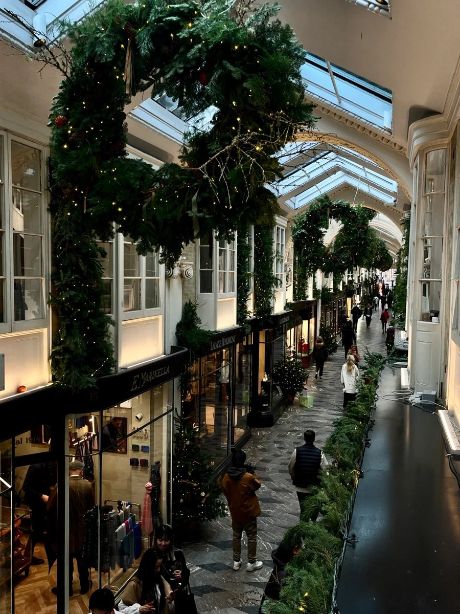 adac6ei3mo's tweet photo. Walking into Burlington Arcade is like entering a Norwegian Christmas forest, with gorgeous and warm Christmas decorations everywhere🎄❄️☃️ https://t.co/g2DILBBBME