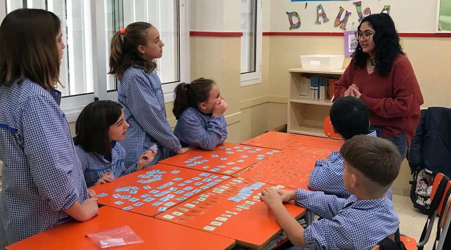 Des del mes d’octubre s’ha reincorporat l’auxiliar de conversa a l’escola.

escolamontserrat.net/auxiliar-de-co…