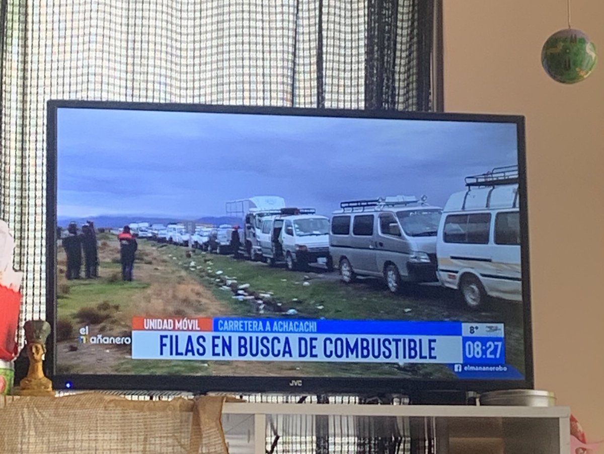 zensig's tweet photo. Yo veo más minibuses, taxis, transporte de servicio público en esas filas, al final ellos lucran con la subvención, alguito ahí no me cuaja, ¿es legal lucrar con la subvención? ¿se preguntan eso? #notquitesure https://t.co/MGmqDEAGe3