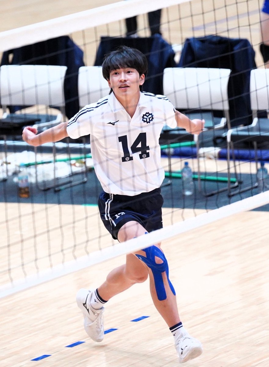 膝のテーピングが早く取れるといいなあ #吉村颯太 選手 #日体大男子