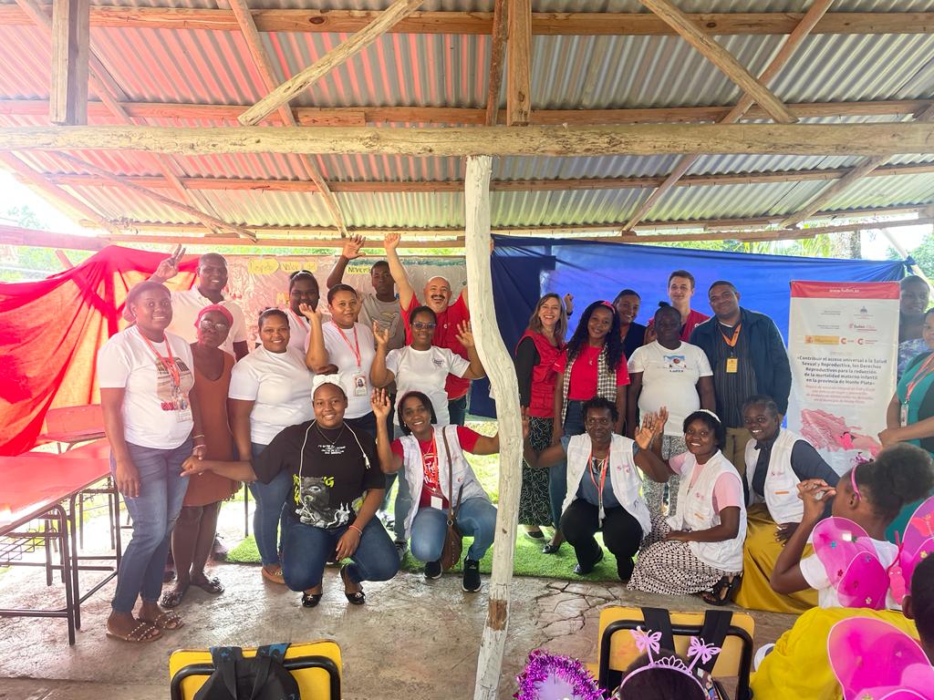 AECIDRD's tweet photo. Visitamos el Batey Mata Los Indios, en Monte Plata, de la mano de la  ONGD @fuden_es, quienes están desarrollando en 4 bateyes un proyecto de atención en derechos sexuales y reproductivos, en la prevención de embarazos en adolescentes, con apoyo de @AECID_es. https://t.co/FY2UEakP7j