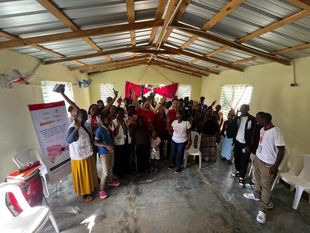 AECIDRD's tweet photo. Visitamos el Batey Mata Los Indios, en Monte Plata, de la mano de la  ONGD @fuden_es, quienes están desarrollando en 4 bateyes un proyecto de atención en derechos sexuales y reproductivos, en la prevención de embarazos en adolescentes, con apoyo de @AECID_es. https://t.co/FY2UEakP7j