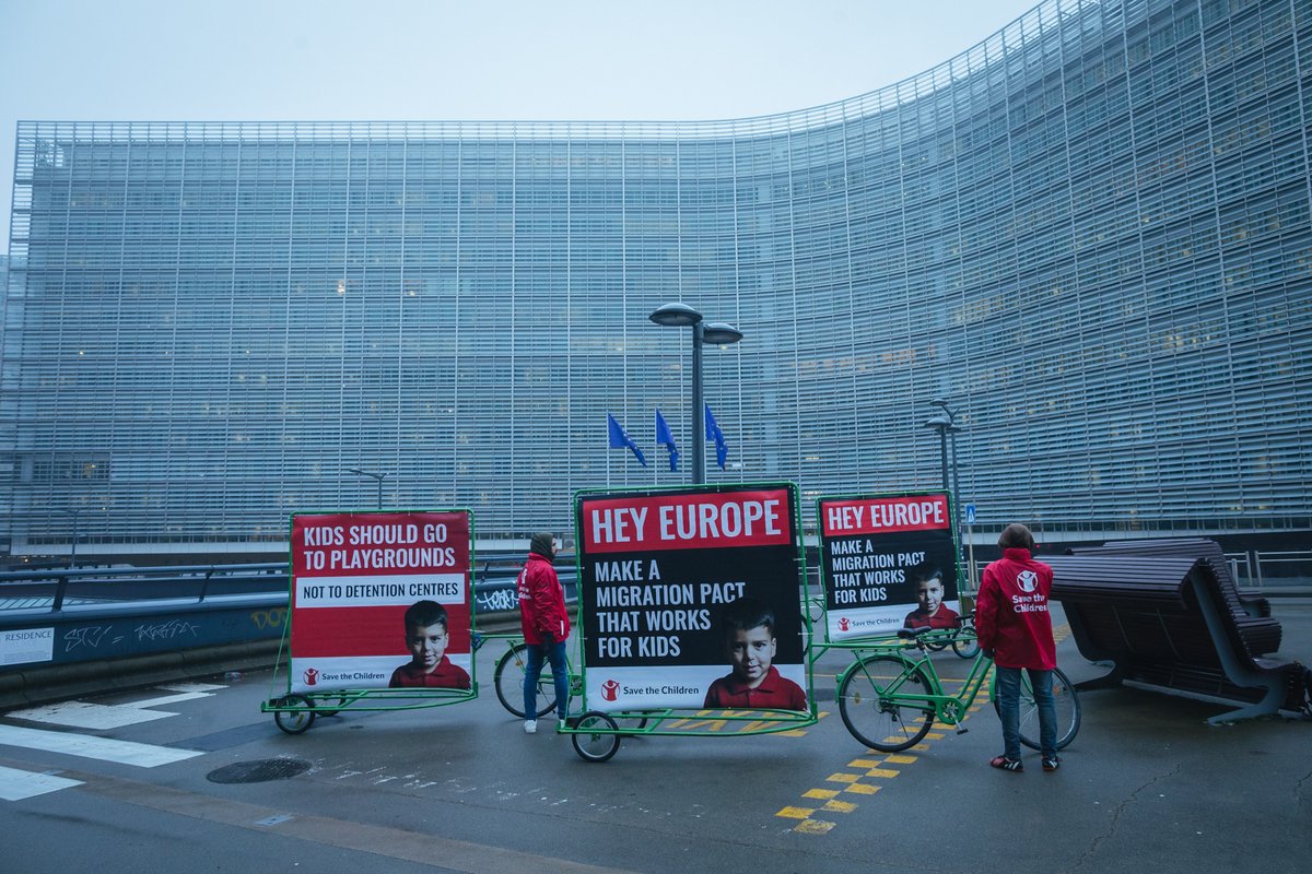 🪁 Kids should go to playgrounds, not detention centres ‼️ As EU legislators gather in Brussels to finalise the #MigrationEU Pact at #JHA & ‘Jumbo Trilogues’ Save the Children sends a powerful message, urging them to make a pact that works for children. bit.ly/3RioCVG
