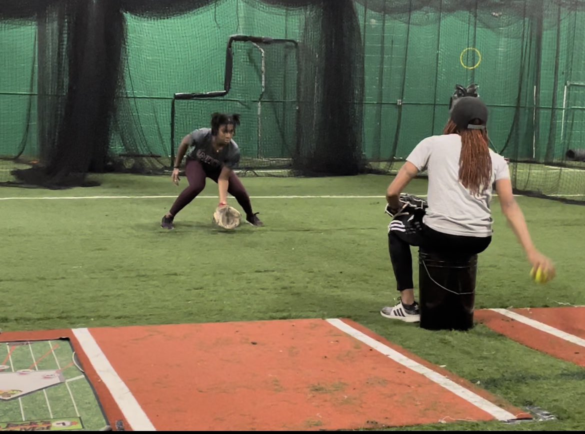 SydneyEvans2025's tweet image. Got some defensive work in this weekend with Coach Joyce working on footwork, pacing, and angles to the ball!!
#backtothelab
@UNITY_BK2 
@AFHbaseball