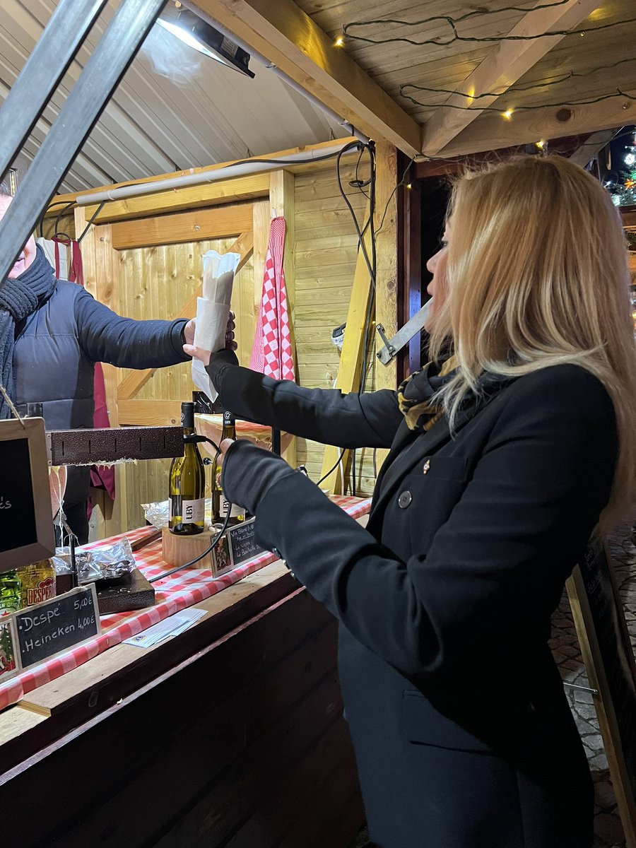 MurielRezze's tweet photo. Dans le cadre du début des festivités de Noël j’étais présente au marché de Noël de Pont-à-Mousson sur lequel j’ai fais la rencontre de nombreux commerçants. Un beau moment de partage et un magnifique défilé de la Saint-Nicolas ! 🎄 https://t.co/iSrx65HqlK