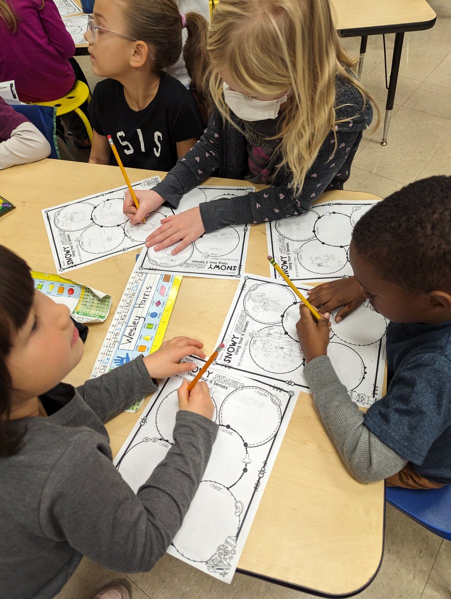 Last week 3rd graders helped their reading buddies with their descriptive writing, by telling about what they see, hear, taste, smell, and feel on a snowy day ❄️☃️ #LongfellowBears #WeAreD97