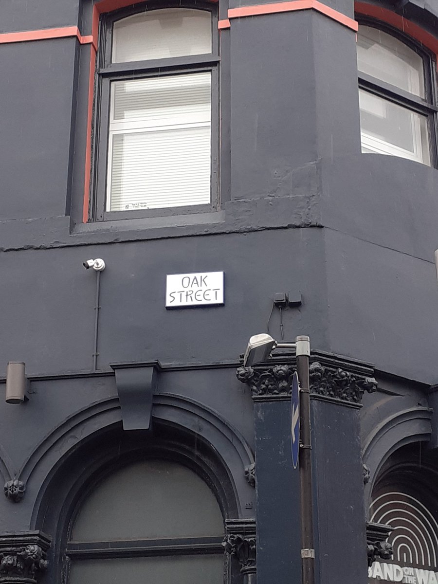 Have you ever noticed the unique blue &amp; white street name signs in the Northern Quarter? 

They were installed by Tim Rushton &amp; Liam Curtin in the  late 1990's. 

See their new design on Band on the Wall, Oak Street.

Read more about Tim &amp; Liam 
👇👇👇
greatermancunians.blog/tim-rushton-li…