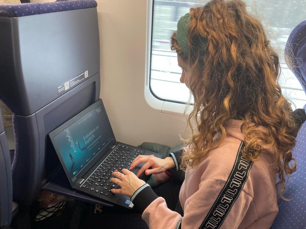 KielSCN's tweet photo. Willi und @enzingmuller sind unterwegs nach München zur Konferenz "Evaluation in der Wissenschaftskommunikation" von @msc_lab und der #ImpactUnit. Und auch ein Treffen mit unserem Projektpartner @Kurz_Gesagt steht auf dem Programm. Gute Reise Euch beiden! https://t.co/XDqwKbOIti