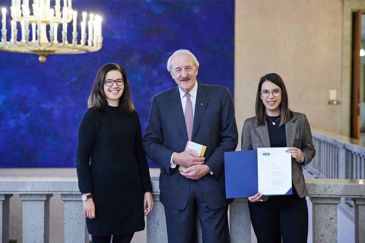 Am Samstag durfte ich den Akademiepreis (@badw_muenchen) der Karl-Thiemig-Stiftung entgegennehmen. Besonderer Dank geht an @haclapi für ihre unermüdliche Unterstützung, ans Projektteam und ans @BIDT_Muenchen für die Möglichkeit, an aufregenden Fragestellungen zu forschen!🚀🏆