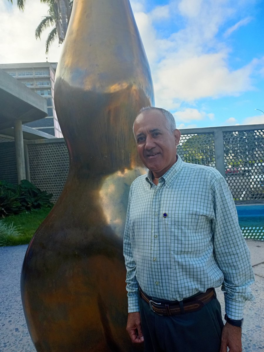 JoseContreras68's tweet photo. Hoy, por motivo del día del profesor universitario, he recibido de la @APUCV, un botón de reconocimiento por mis 15 años de participación. Lo recibo con orgullo, son 17 años dedicados a la docencia en esta casa de estudio.
#UCV #UCeVista
#IPPUCV https://t.co/uPUCPRauZ9