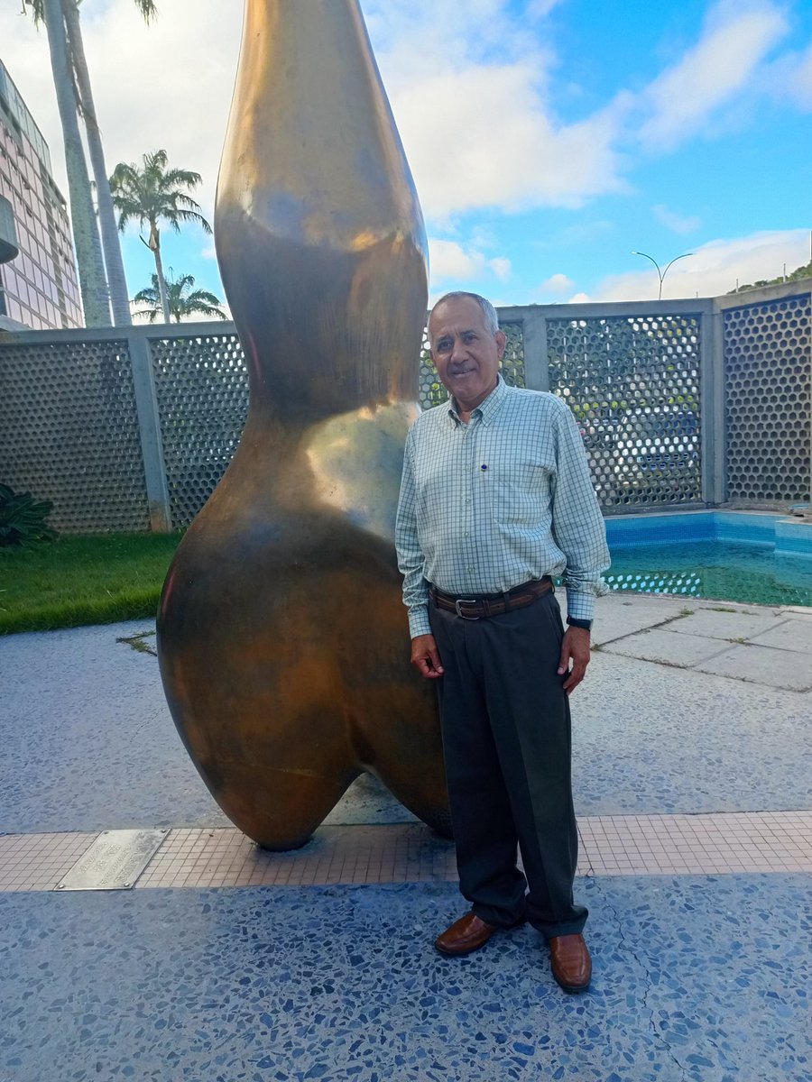 JoseContreras68's tweet photo. Hoy, por motivo del día del profesor universitario, he recibido de la @APUCV, un botón de reconocimiento por mis 15 años de participación. Lo recibo con orgullo, son 17 años dedicados a la docencia en esta casa de estudio.
#UCV #UCeVista
#IPPUCV https://t.co/uPUCPRauZ9