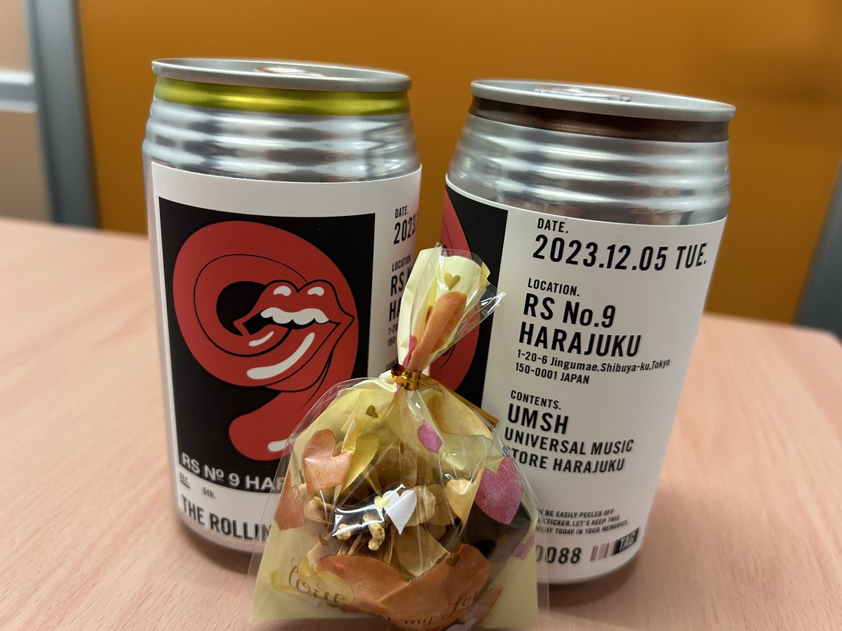 shinoyuri_pine's tweet image. 健ちゃんは自分にとって特別で遠いようで、でも、いつもそばにいる。そんな人。
私に音楽の楽しみ方を教えてくれた人。
動画2本見させて頂きますね。
現実を受け止めてる自分があやふやだからなのか、今日の会話の中、誕生日。っと自分でもびっくりなボケをかましました。
#黒沢健一