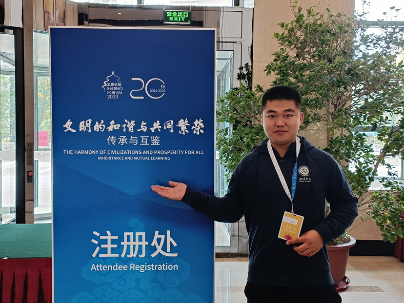 PKU1898's tweet photo. At significant #PKU events, you can always spot the active presence of student volunteers. Sui Wenlong, a first-year graduate student from the School of Foreign Languages, participated in the 20th #BeijingForum in November as a volunteer. #IVD #Pekingers
https://t.co/lmZQ9cjxDn https://t.co/Hi5CymBX60