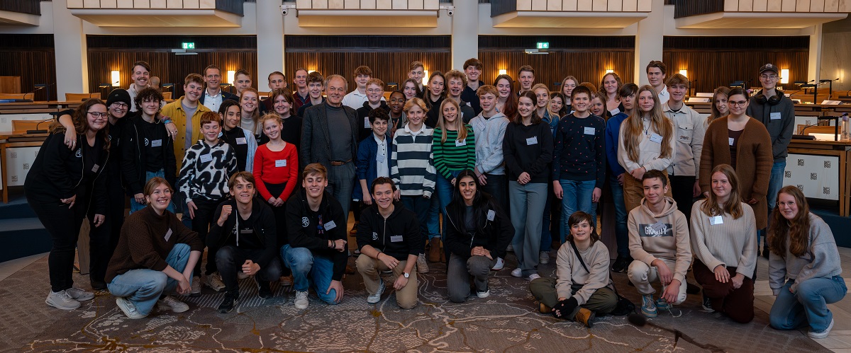 1 december 2023 vond het jaarlijkse Provinciaal Jeugddebat Gelderland plaats! Zo’n 50 enthousiaste jongeren tussen de 12 en 18 jaar maakten kennis met de provincie, werkten aan oplossingen en ideeën en gingen met Statenleden in debat. 👉 bit.ly/41a4Nmz