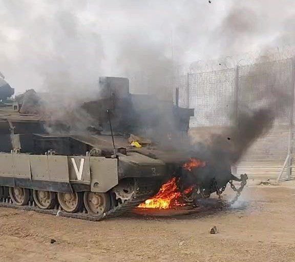OmJ_J3Nggott's tweet photo. BREAKING‼️

Aksi Al Qassam ToDay 

👉hari terburuk bagi tentara Israel, 

12 tank hancur d daerah Al-Ziraa d utara Beit Hanoun dgn "Al-Yassin 105". - 

2 tank di pinggiran Kamp Al-Shati dgn peluru "Yassin 105" 

di Kamp Al-Shati, 7 tank &amp; 3 pengangkut personel hancur

...Next https://t.co/kFllAGSTlC