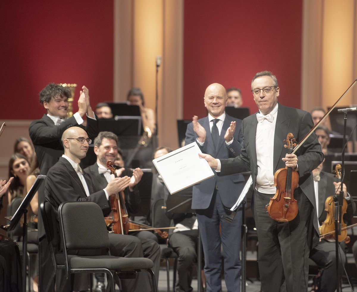 TdMargentina's tweet photo. El sábado 2 de diciembre el violinista Pablo Saraví se despidió como concertino adjunto de la Orquesta Filarmónica de Buenos Aires después de 36 años.
@TeatroColon #PabloSaravi #OFBA https://t.co/psMeJ6kBvk