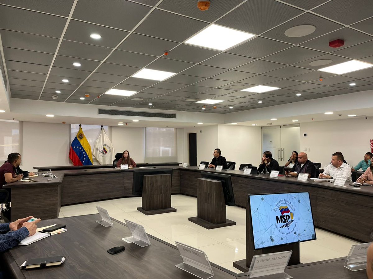 Este 04DIC he sostenido una reunión de trabajo con los viceministros y directores generales del Servicio Penitenciario, en la sala Hugo Chávez del Mppsp.