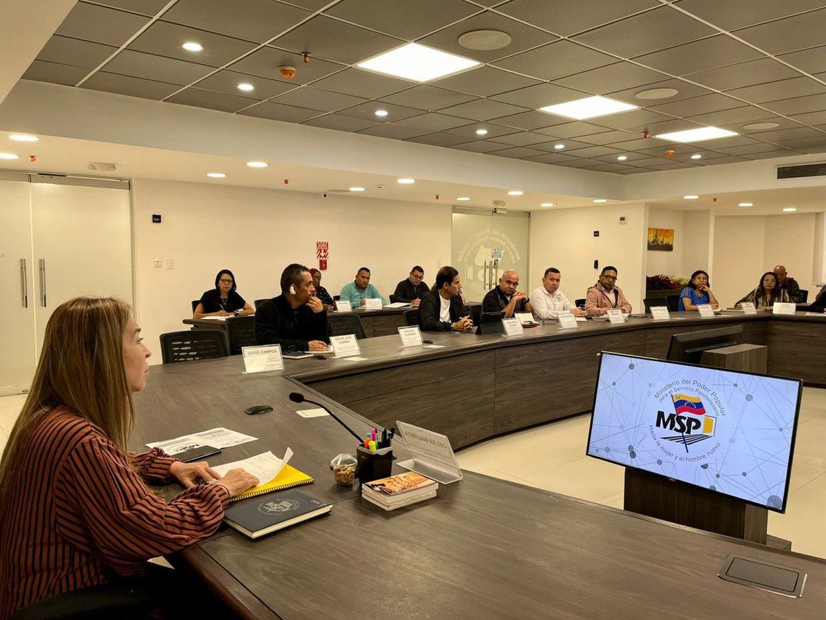 Derecho_paz's tweet photo. En este encuentro revisamos los programas que realizaremos en los próximos días de Dic como parte del cierre del 2023 con la finalidad de continuar garantizando los DDHH de la población penitenciaria del país así como del personal administrativo y custodia de nuestra institución. https://t.co/N8CVlZYqZk